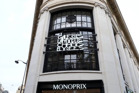 Téléchargez les photos : Vue extérieure du magasin Monoprix à Paris, France le 30 avril 2023. - en image libre de droit
