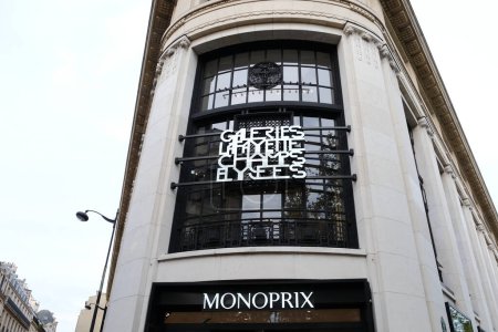 Téléchargez les photos : Vue extérieure du magasin Monoprix à Paris, France le 30 avril 2023. - en image libre de droit