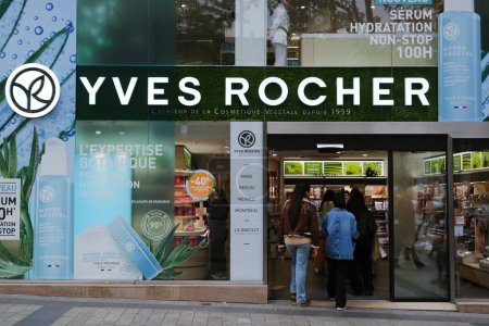 Foto de Vista exterior de la tienda Yves Rocher en Paris, Francia en Abril 30, 2023. - Imagen libre de derechos
