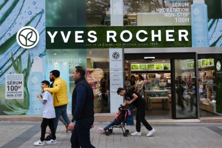 Foto de Vista exterior de la tienda Yves Rocher en Paris, Francia en Abril 30, 2023. - Imagen libre de derechos
