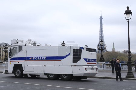 Foto de Un cañón de agua montado en camión, oficialmente conocido como Vehículos Especializados de Gestión de Multitud visto en la calle de París durante una huelga general en Francia el 6 de abril de 2023. - Imagen libre de derechos