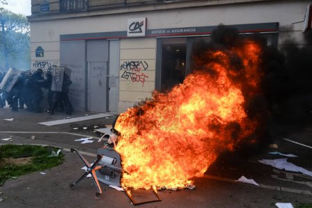 Foto de Manifestantes enmascarados incendiaron cubos de basura y bicicletas en medio de enfrentamientos durante una manifestación nacional en París, Francia, el 6 de abril de 2023. - Imagen libre de derechos