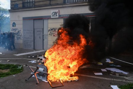 Téléchargez les photos : Des manifestants masqués ont incendié des poubelles et des vélos lors d'une manifestation à Paris, en France, le 6 avril 2023. - en image libre de droit