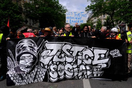 Foto de Miembros del bloque negro durante la tradicional marcha laboral del Primero de Mayo, un día de movilización contra la ley francesa de reforma de las pensiones y por la justicia social, en París, Francia 1 de mayo de 2023. - Imagen libre de derechos