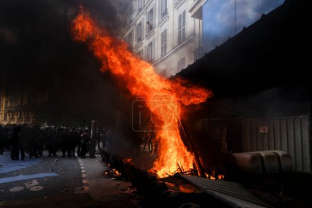Téléchargez les photos : Manifestants incendiant des barricades lors d'affrontements avec la police lors de la marche du 1er mai à Paris, France 1 mai 2023 - en image libre de droit