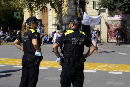 Téléchargez les photos : Police de garde urbaine patrouillant les ramblas de Barcelone, Espagne le 2 octobre 2021. - en image libre de droit