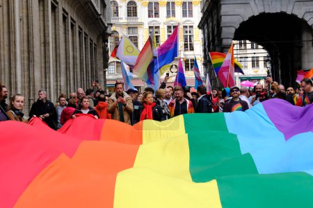 Téléchargez les photos : Les gens portent un grand drapeau arc-en-ciel à la "Belgian Pride", manifestation de personnes lesbiennes, gays, bisexuelles et transgenres à Bruxelles, en Belgique, le 10 mai 2023. - en image libre de droit