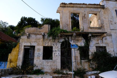 Téléchargez les photos : Vue d'une maison en ruine détruite à Céphalonie, Grèce, le 28 juillet 2021. - en image libre de droit