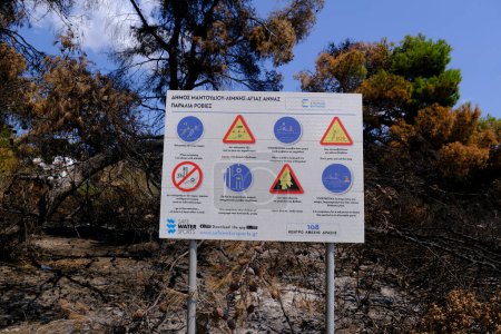 Foto de Señal de advertencia contra incendios forestales en Eubea, Grecia, el 21 de agosto de 2021. - Imagen libre de derechos