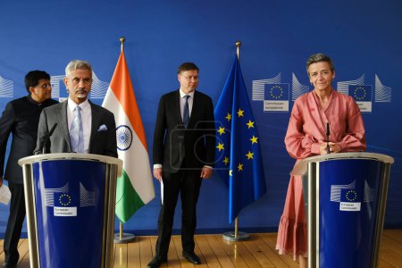 Téléchargez les photos : La commissaire européenne Margrethe Vestager s'adresse aux médias lors d'une conférence de presse sur le Conseil du commerce et de la technologie UE-Inde au siège de l'UE à Bruxelles, en Belgique, le 16 mai 2023 - en image libre de droit