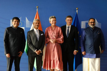 Téléchargez les photos : Les ministres indiens et les commissaires européens posent pour une photo de famille après une conférence de presse sur le Conseil du commerce et de la technologie UE-Inde au siège de l'UE à Bruxelles, en Belgique, le 16 mai 2023 - en image libre de droit