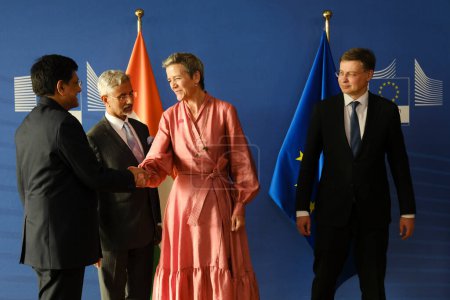Téléchargez les photos : Les ministres indiens et les commissaires européens posent pour une photo de famille après une conférence de presse sur le Conseil du commerce et de la technologie UE-Inde au siège de l'UE à Bruxelles, en Belgique, le 16 mai 2023 - en image libre de droit