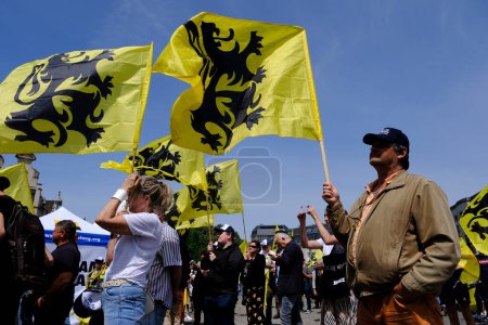 Téléchargez les photos : Les partisans du parti flamand d'extrême droite Vlaams Belang agitent les drapeaux de Flandre lors d'une manifestation à Bruxelles, en Belgique, le 29 mai 2023. - en image libre de droit