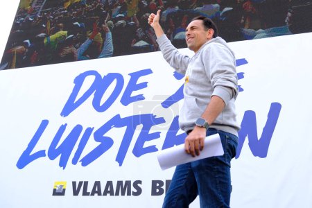 Téléchargez les photos : Le président de Vlaams Belang Tom Van Grieken arrive à une réunion de protestation du parti flamand d'extrême droite Vlaams Belang à Bruxelles, en Belgique, le 29 mai 2023. - en image libre de droit