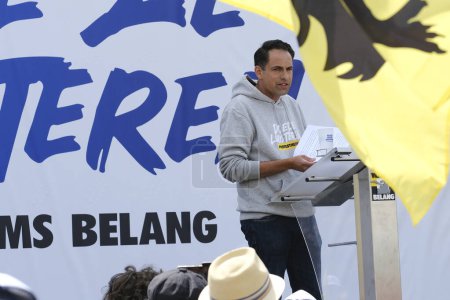 Téléchargez les photos : Tom Van Grieken, président de Vlaams Belang, prononce un discours lors d'une réunion de protestation du parti flamand d'extrême droite Vlaams Belang à Bruxelles, en Belgique, le 29 mai 2023. - en image libre de droit