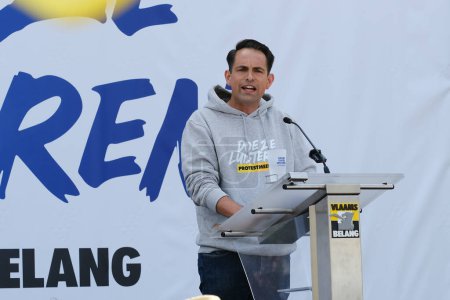 Téléchargez les photos : Tom Van Grieken, président de Vlaams Belang, prononce un discours lors d'une réunion de protestation du parti flamand d'extrême droite Vlaams Belang à Bruxelles, en Belgique, le 29 mai 2023. - en image libre de droit