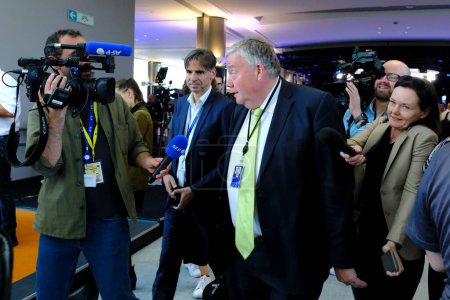 Téléchargez les photos : Le député européen Marc Tarabella s'entretient avec la presse à son arrivée en plénière. Bruxelles, Belgique le 31 mai 2023. - en image libre de droit