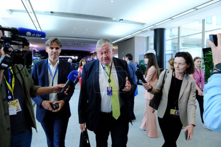 Téléchargez les photos : Le député européen Marc Tarabella s'entretient avec la presse à son arrivée en plénière. Bruxelles, Belgique le 31 mai 2023. - en image libre de droit