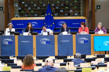 Foto de Margaritis SCHINAS, Vicepresidenta de la Comisión Europea e Ylva JOHANSSON, Comisaria Europea, asistieron al Comité LIBE del Parlamento Europeo en Bruselas, Bélgica, el 5 de junio de 2023. - Imagen libre de derechos