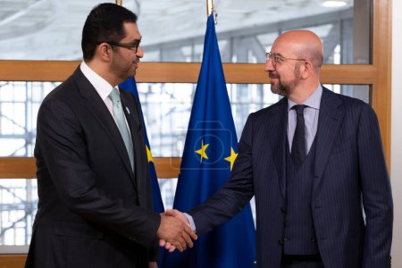 Foto de El Presidente del Consejo de la UE Charles Michel (R) se reúne con el Presidente Designado de la COP28 y Enviado Especial de los Emiratos Árabes Unidos para la Energía y el Cambio Climático Sultan Ahmed Al Jaber (L) en Bruselas, Bélgica, el 07 de junio de 2023 - Imagen libre de derechos