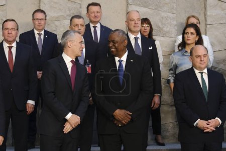 Foto de El Secretario General de la OTAN, Jens Stoltenberg, posa con los ministros de Defensa de la OTAN para un cuadro familiar el segundo día de una reunión en la sede de la OTAN en Bruselas, Bélgica, el 16 de junio de 2023. - Imagen libre de derechos