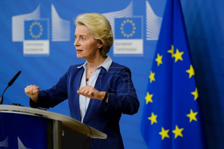 Photo pour Ursula von der Leyen, présidente de la Commission européenne, intervient lors d'une conférence de presse après une réunion du collège des commissaires au siège de l'UE à Bruxelles, en Belgique, le mois de juin. 20, 2023. - image libre de droit
