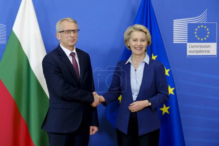 Téléchargez les photos : La présidente de la Commission européenne Ursula von der Leyen accueille le Premier ministre bulgare Nikolay Denkov au siège de l'UE à Bruxelles, en Belgique, le 28 juin 2023. - en image libre de droit