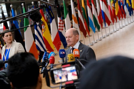 Foto de El canciller alemán Olaf Scholz habla a la prensa cuando llega para asistir a una Cumbre de la Unión Europea con los 27 líderes de la UE en el Edificio del Consejo Europeo en Bruselas, Bélgica, 29 de junio de 2023. - Imagen libre de derechos