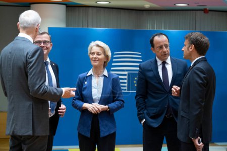 Photo pour Ursula von der Leyen, présidente de la Commission européenne, arrive pour un sommet de l'UE, au siège de l'UE à Bruxelles, le 30 juin 2023. - image libre de droit
