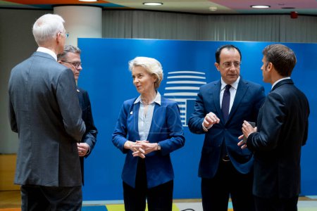 Téléchargez les photos : Ursula von der Leyen, présidente de la Commission européenne, arrive pour un sommet de l'UE, au siège de l'UE à Bruxelles, le 30 juin 2023. - en image libre de droit