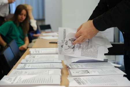 Téléchargez les photos : Un fonctionnaire électoral prépare les bulletins de vote lors des élections législatives grecques dans un bureau de vote à Bruxelles, en Belgique, le 24 juin 2023. - en image libre de droit