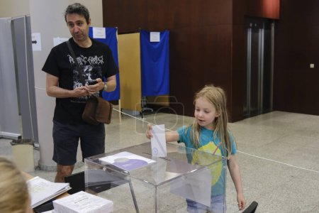 Téléchargez les photos : Les citoyens grecs vivant à l'étranger votent pour les élections législatives grecques dans un bureau de vote à Bruxelles, en Belgique, le 24 juin 2023. - en image libre de droit