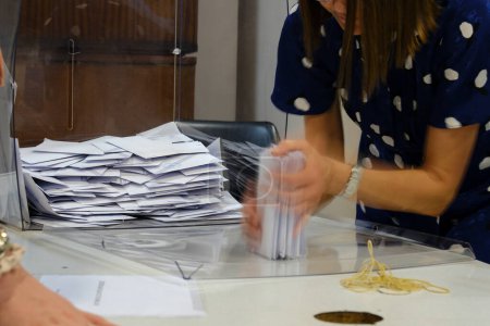 Foto de Los representantes electorales cuentan las papeletas después de que el centro de votación cerrara durante las elecciones legislativas griegas en un centro de votación en Bruselas, Bélgica, el 24 de junio de 2023.. - Imagen libre de derechos