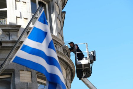 Téléchargez les photos : Un travailleur nettoie les fenêtres près de l'ambassade de Grèce à Bruxelles, en Belgique, le 25 juin 2023. - en image libre de droit