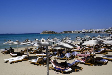 Foto de Playa abarrotada en el paseo marítimo de Naxos, Grecia el 9 de julio de 2023. - Imagen libre de derechos
