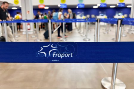 Téléchargez les photos : Cordon avec logo de Fraport à l'aéroport de Corfou, Grèce le 3 septembre 2023. - en image libre de droit