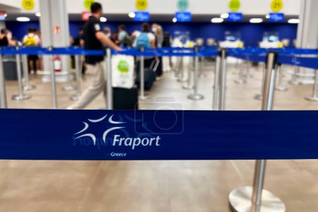 Téléchargez les photos : Cordon avec logo de Fraport à l'aéroport de Corfou, Grèce le 3 septembre 2023. - en image libre de droit