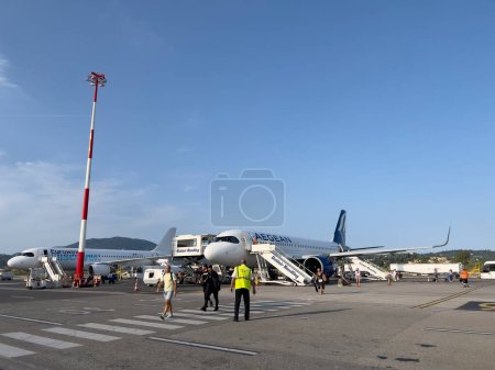Foto de Pasajeros desembarcan de un avión en el aeropuerto internacional de Corfú, Ioannis Kapodistrias, en Grecia, el 1 de septiembre de 2023. - Imagen libre de derechos