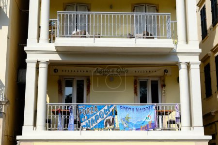 Foto de Banderas del equipo de fútbol de Napoli y pancartas en balconyi. Corfú, Grecia en Septiembre 3, 2023. - Imagen libre de derechos