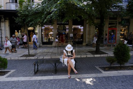 Téléchargez les photos : Une femme dans les rues principales lors d'une chaude journée dans la vieille ville de Corfou, en Grèce, le 1er septembre 2023. - en image libre de droit