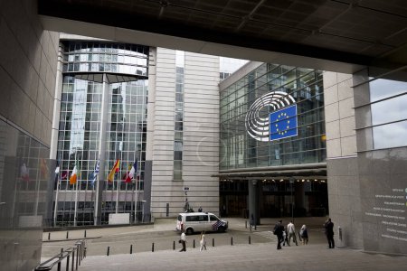 Téléchargez les photos : Les gens marchent devant le Parlement européen à Bruxelles, en Belgique, le 20 septembre 2023. - en image libre de droit