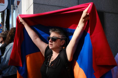 Foto de Manifestantes portan pancartas y ondean banderas armenias durante una manifestación en apoyo de los armenios en Bruselas, Bélgica el 1 de octubre de 2023. - Imagen libre de derechos