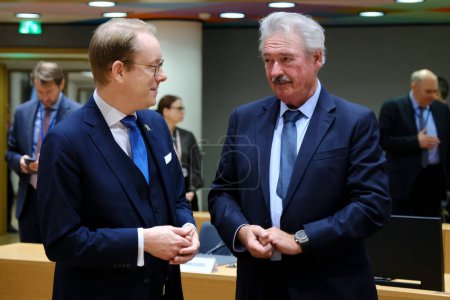 Foto de Tobías Billstrom, Ministro de Asuntos Exteriores, llega para una reunión de ministros de Asuntos Exteriores de la UE en la sede del Consejo Europeo en Bruselas, Bélgica, el 13 de noviembre de 2023 - Imagen libre de derechos