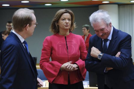 Foto de Tanja Fajon, Ministra de Asuntos Exteriores llega para una reunión de ministros de Asuntos Exteriores de la UE en la sede del Consejo Europeo en Bruselas, Bélgica, el 13 de noviembre de 2023 - Imagen libre de derechos
