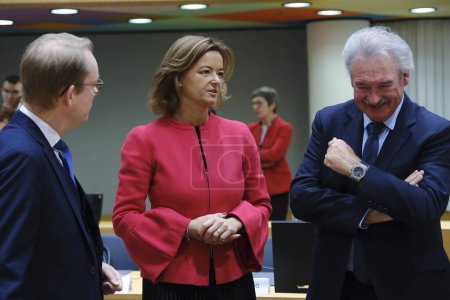 Foto de Tanja Fajon, Ministra de Asuntos Exteriores llega para una reunión de ministros de Asuntos Exteriores de la UE en la sede del Consejo Europeo en Bruselas, Bélgica, el 13 de noviembre de 2023 - Imagen libre de derechos