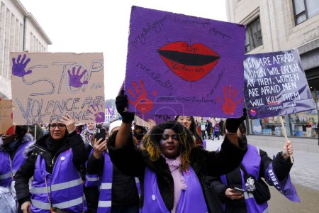 Foto de La gente participa en una manifestación nacional en el marco del Día Internacional para la Eliminación de la Violencia contra la Mujer en Bruselas, Bélgica, el 26 de noviembre de 2023. - Imagen libre de derechos