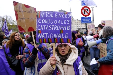 Téléchargez les photos : Les gens participent à une manifestation nationale dans le cadre de la Journée internationale pour l'élimination de la violence à l'égard des femmes à Bruxelles, Belgique, le 26 novembre 2023. - en image libre de droit