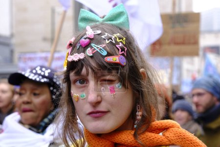 Téléchargez les photos : Les gens participent à une manifestation nationale dans le cadre de la Journée internationale pour l'élimination de la violence à l'égard des femmes à Bruxelles, Belgique, le 26 novembre 2023. - en image libre de droit
