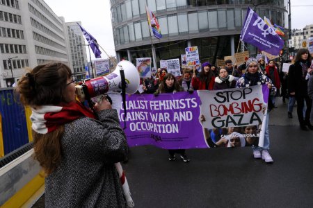 Foto de La gente participa en una manifestación nacional en el marco del Día Internacional para la Eliminación de la Violencia contra la Mujer en Bruselas, Bélgica, el 26 de noviembre de 2023. - Imagen libre de derechos