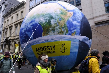 Foto de La gente participa en una protesta climática coincidiendo con la COP28 que se celebra en Dubai en Bruselas, Bélgica, el 3 de diciembre de 2023. - Imagen libre de derechos